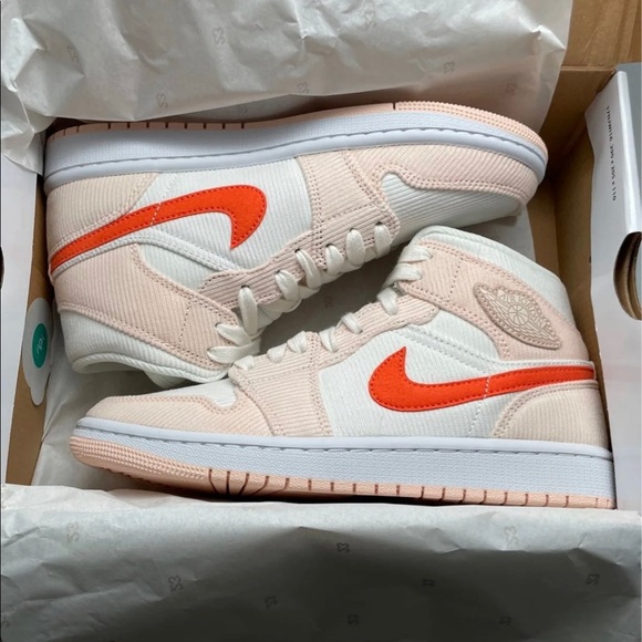 Air Jordan 1 Mid SE - Picture 2 of 5